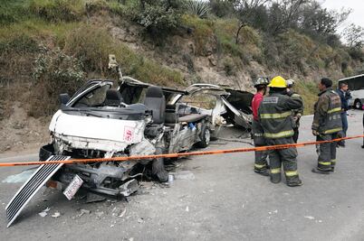 Chocan transportistas; hay 2 muertos y 25 lesionados