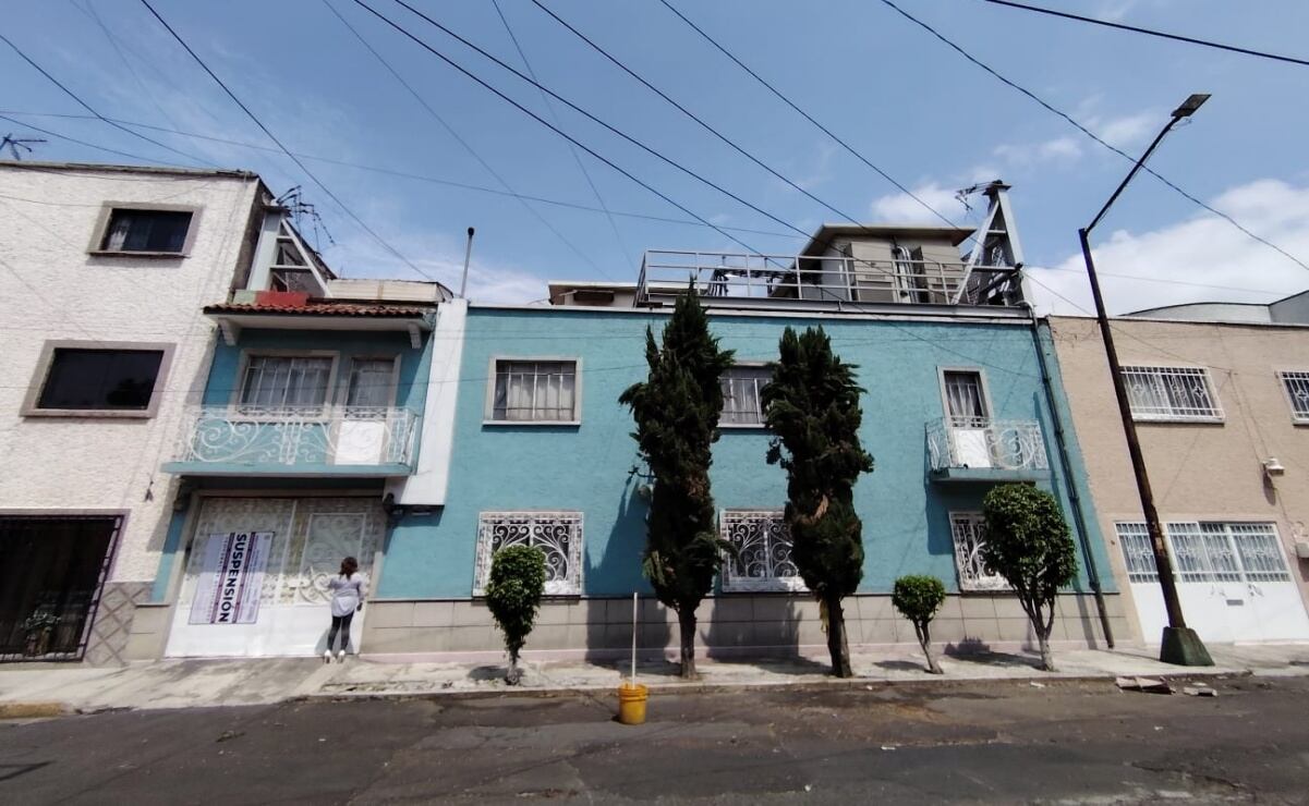 Vecinos afectados por la caída de una antena de radiocomunicación en Gustavo A. Madero denunciaron diferencias en la atención y reparación de daños por parte de la empresa responsable.