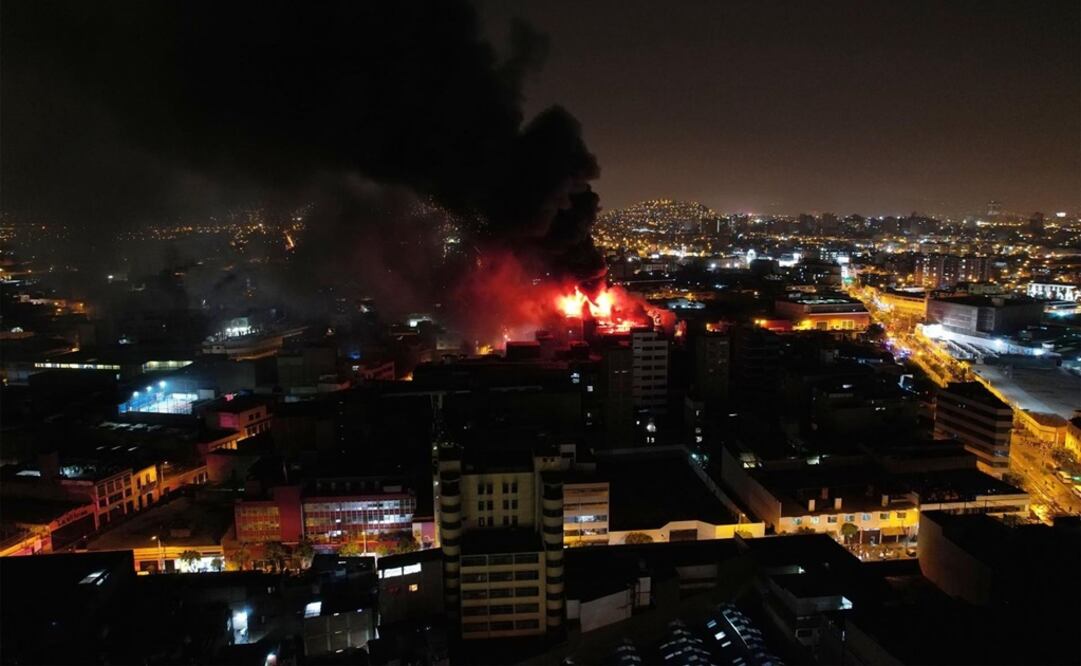 Un incendio se registra la noche de este jueves en una galería que almacena plásticos en el centro comercial Mesa Redonda. Foto: EFE