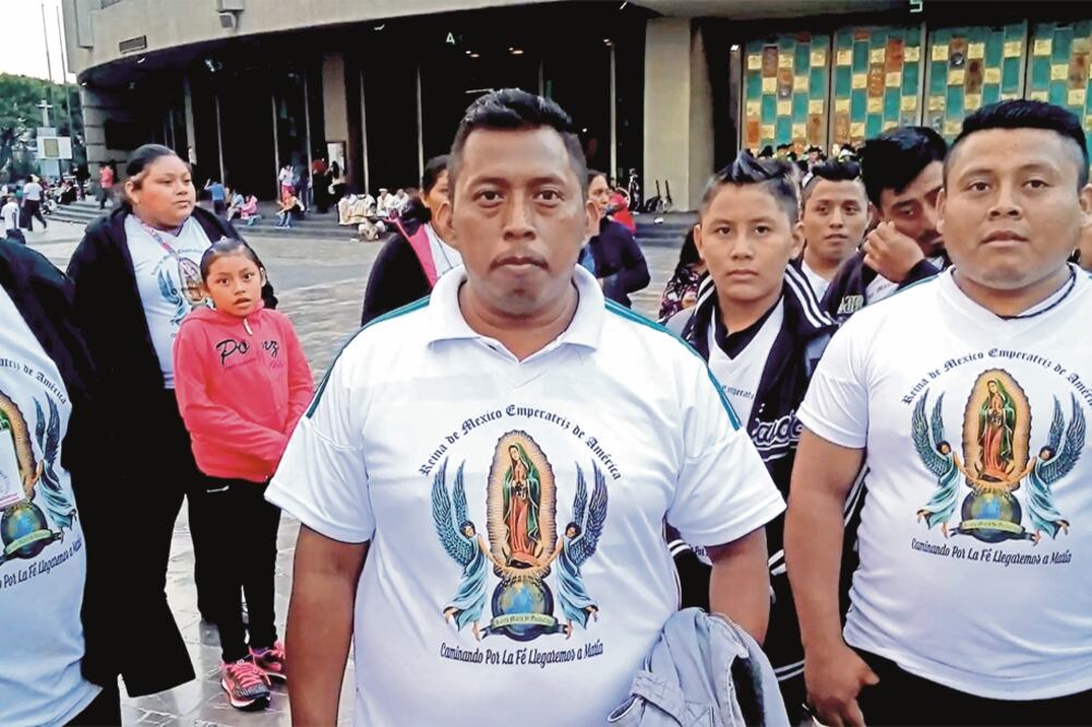 Cirilo Caamal (izq.) encabeza a un grupo de peregrinos. Afirma que algunos no hablan español, pero no importa porque “la fe no tiene idioma”. (AXEL AVENDAÑO. EL UNIVERSAL)