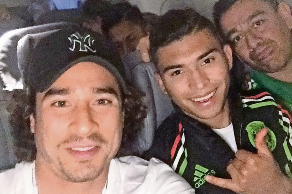 Ochoa publicó en su cuenta de Twitter la foto en el avión varado (TWITTER)
