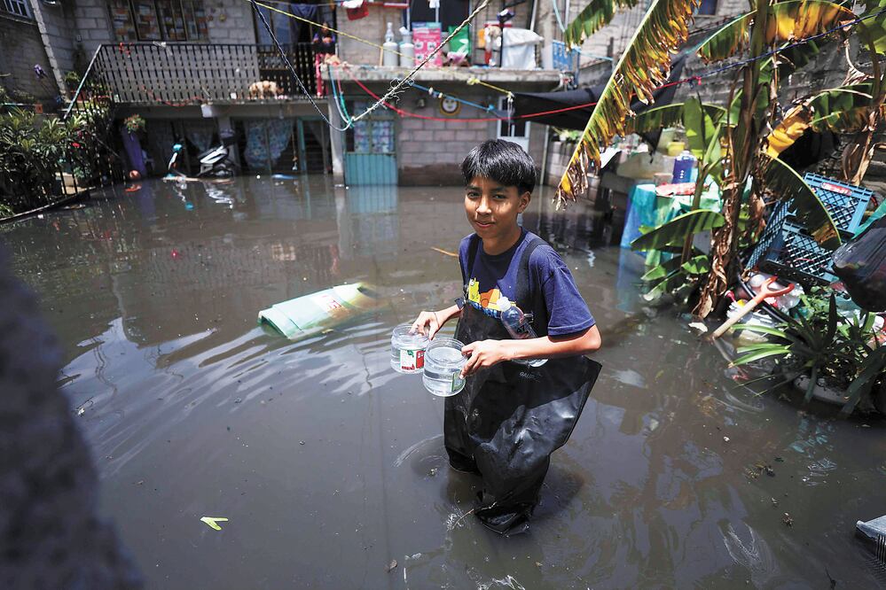 Vecinos de las colonias Culturas y Jacalones 2da Sección continúan con las afectaciones por las inundaciones provocadas por las intensas lluvias desde hace más de 15 días. Un grupo de personas que no tuvieron afectaciones reparte comida en lancha con ayuda del personal de la Cruz Roja. Además fue habilitado un albergue para las personas que no han podido regresar a sus hogares.  FOTO: DIEGO SIMÓN SÁNCHEZ