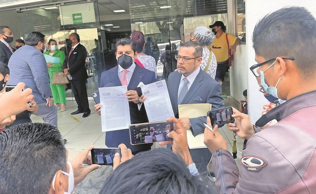Representantes del despacho Regino Abogados afuera de las oficinas centrales de la fiscalía local, tras presentar la denuncia. Foto: Especial.
