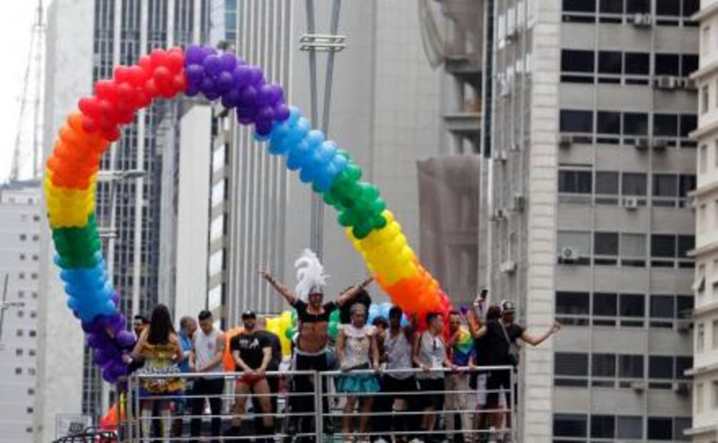Desfila comunidad LGBT en Sao Paulo y manda mensaje electoral