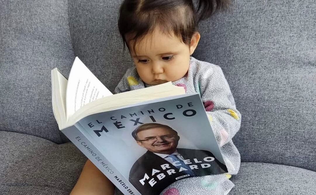 Foto de una niña con el libro de Marcelo Ebrard. Foto: Twitter: @m_ebrard