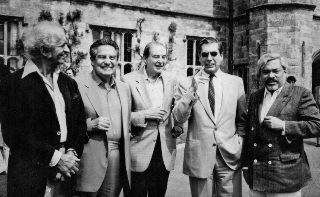 Fernando de Szyszlo (i) junto a los escritores Octavio Paz, Damián Bayón, Mario Vargas Llosa y Guillermo Cabrera Infante. Foto: EFE