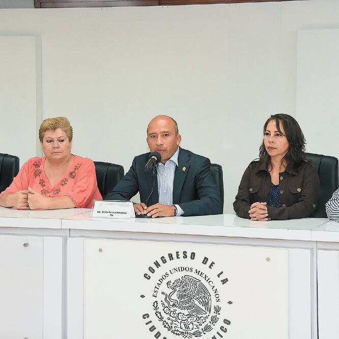 El presidente de la Comisión de Protección Civil y Gestión Integral de Riesgos del Congreso local, Héctor Barrera Marmolejo (centro), denunció inconsistencias en la obra de la Línea 5 del Metrobús sobre calzada del Hueso. ESPECIAL