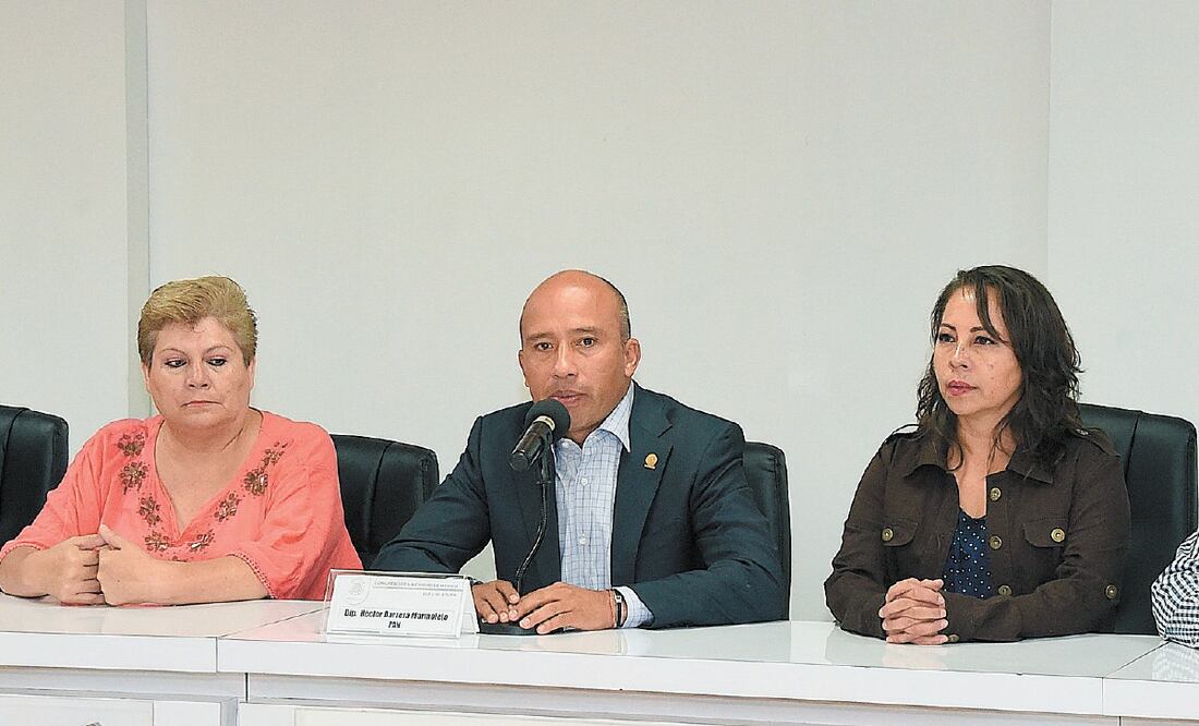 El presidente de la Comisión de Protección Civil y Gestión Integral de Riesgos del Congreso local, Héctor Barrera Marmolejo (centro), denunció inconsistencias en la obra de la Línea 5 del Metrobús sobre calzada del Hueso. ESPECIAL