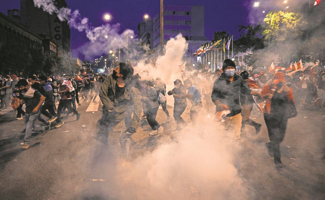 Simpatizantes del expresidente Pedro Castillo se enfrentaron ayer a la policía en Lima. Foto: Ernesto Benavides / AFP