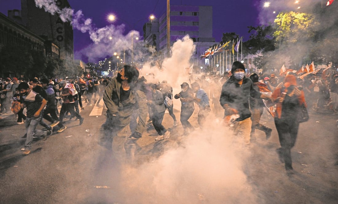 Simpatizantes del expresidente Pedro Castillo se enfrentaron ayer a la policía en Lima. Foto: Ernesto Benavides / AFP