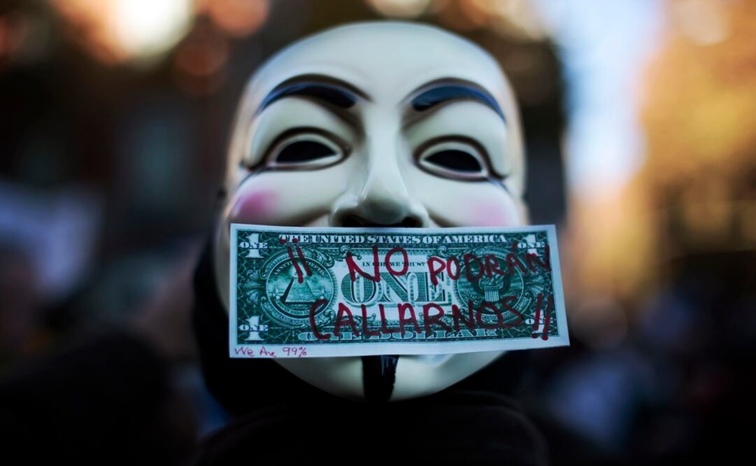 Un manifestante usa una máscara de Guy Fawkes durante una protesta - Foto: Susana Vera/REUTERS