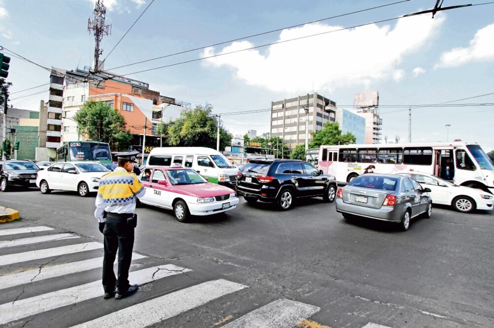 Los agentes contarán con Hand Held, aparatos para hacer el cobro de alguna infracción in situ, es decir en el mismo lugar de la falta (ARCHIVO EL UNIVERSAL)