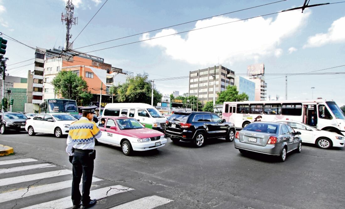 Los agentes contarán con Hand Held, aparatos para hacer el cobro de alguna infracción in situ, es decir en el mismo lugar de la falta (ARCHIVO EL UNIVERSAL)