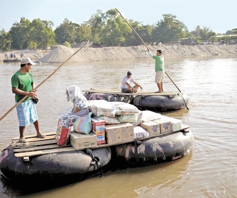 Tras el retiro de migrantes en la frontera sur, la actividad comercial informal retornó ayer en el río Suchiate, donde se veían decenas de personas y mercancía a bordo de improvisadas balsas hechas de neumáticos de tractor y tablas. Foto: ANDRÉS MARTÍNEZ.