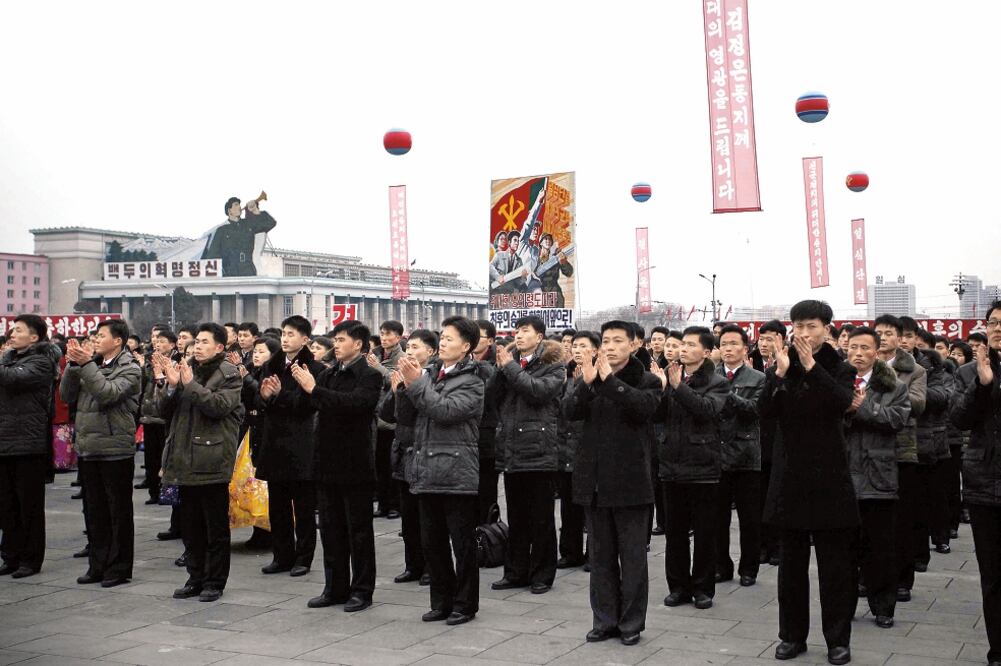 Norcoreanos se reunieron ayer en la plaza Kim Il-Sung, en la capital Pyongyang, para celebrar el lanzamiento del misil del régimen de Kim Jong-un (JON CHOL JIN. AP)
