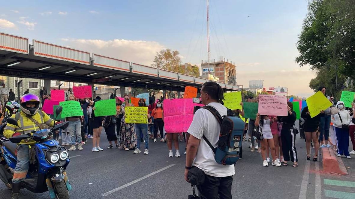 Trabajadoras sexuales bloquean Calzada de Tlalpan en protesta por obras. Foto: Especiales.
