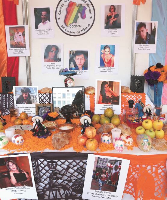 Avance.El Consejo para la Diversidad colocó una ofrenda junto a las que instala el gobierno municipal. JORGE ALVARADO. EL UNIVERSAL