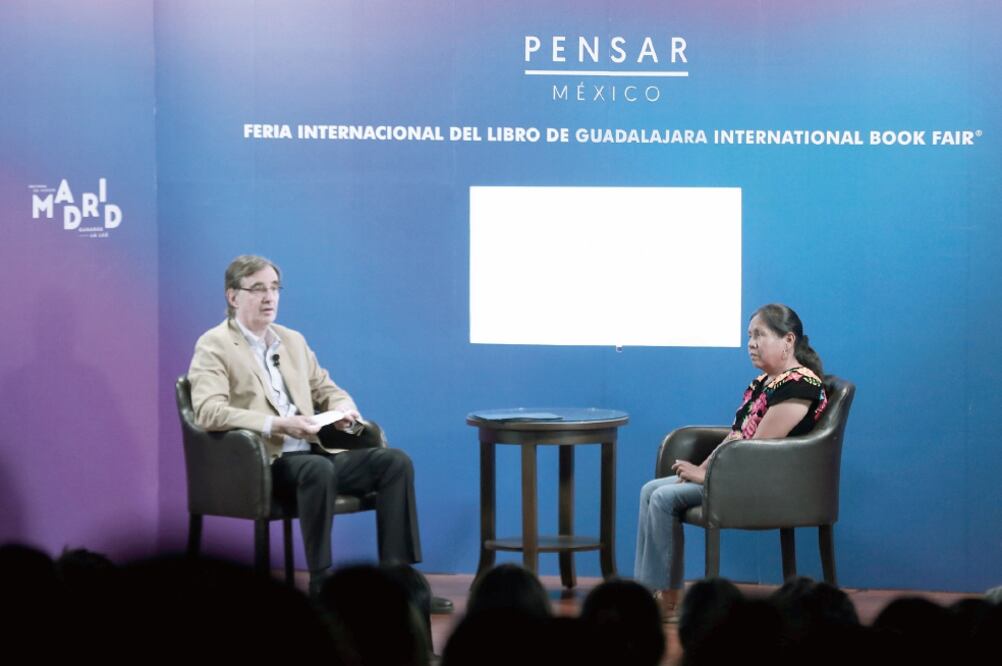 María de Jesús Patricio dialogó con José Woldenberg durante las actividades de la Feria Internacional del Libro de Guadalajara (ALEJANDRA LEYVA. EL UNIVERSAL)