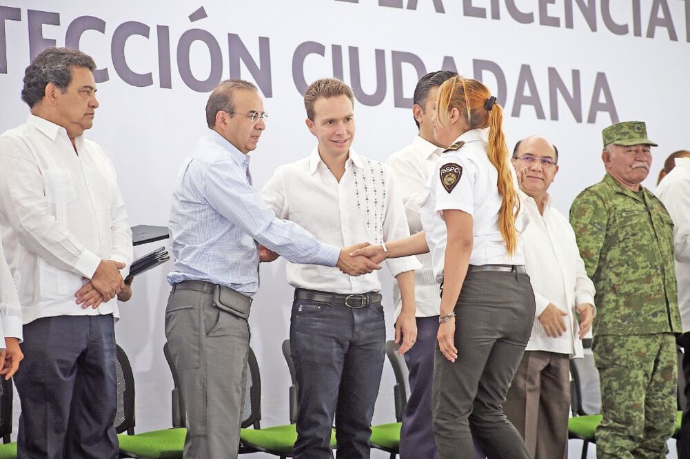 El secretario de Gobernación, Alfonso Navarrete Prida (segundo de izq. a der.), y el gobernador de Chiapas, Manuel Velasco Coello (tercero en el mismo orden), atestiguaron la graduación de 220 policías. (JACOB GARCÍA. CUARTOSCURO)