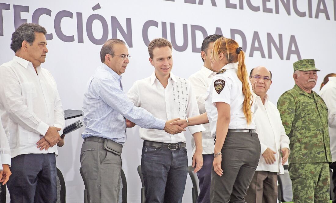El secretario de Gobernación, Alfonso Navarrete Prida (segundo de izq. a der.), y el gobernador de Chiapas, Manuel Velasco Coello (tercero en el mismo orden), atestiguaron la graduación de 220 policías. (JACOB GARCÍA. CUARTOSCURO)