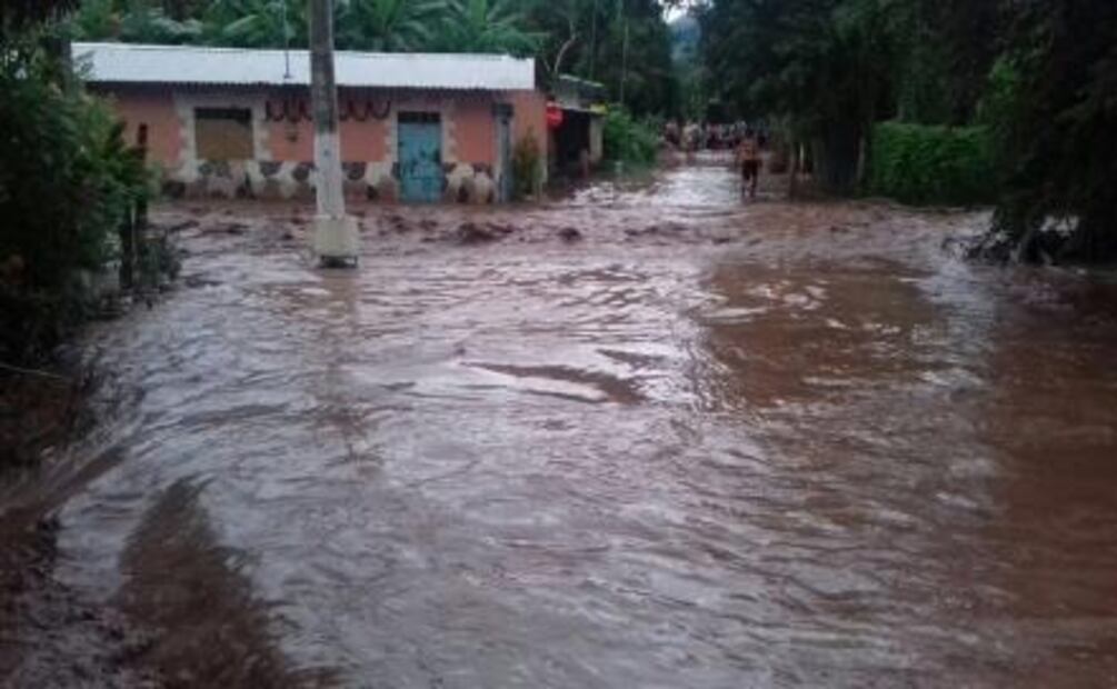 Atiende PC desbordamiento de un río en La Huacana, Michoacán