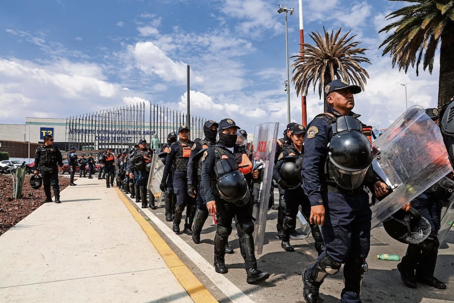 Elementos policiales se desplegaron en el aeropuerto capitalino ante el temor de bloqueos por parte de la CNTE. Foto: Gabriel Pano / EL UNIVERSAL