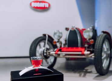 Cafetería Bugatti, admira un Chiron mientras te tomas un espresso