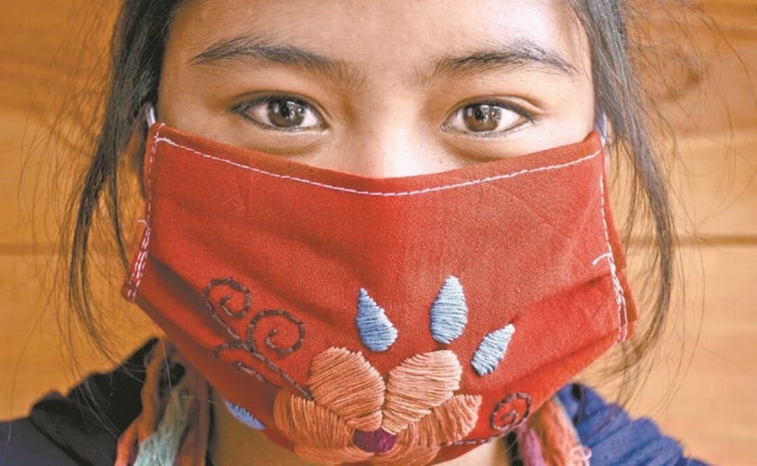 It takes two hours to embroider each mask - Photo: Jacob Garcíaq/EL UNIVERSAL