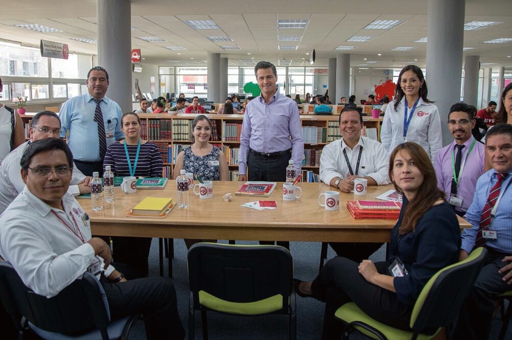 El presidente Enrique Peña Nieto recorrió la Universidad Tecnológica El Retoño, en Aguascalientes, donde convivió con maestros y alumnos. (PRESIDENCIA)