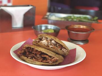 Las imperdibles gorditas de pastor y carnitas en Avenida Revolución
