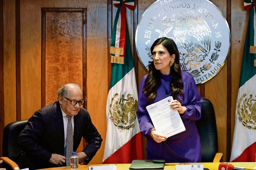 Kenia López, presidenta de la Mesa Directiva de la Cámara de Diputados, recibió y firmó el acuse de la reforma electoral. Foto: Diego Simón / EL UNIVERSAL