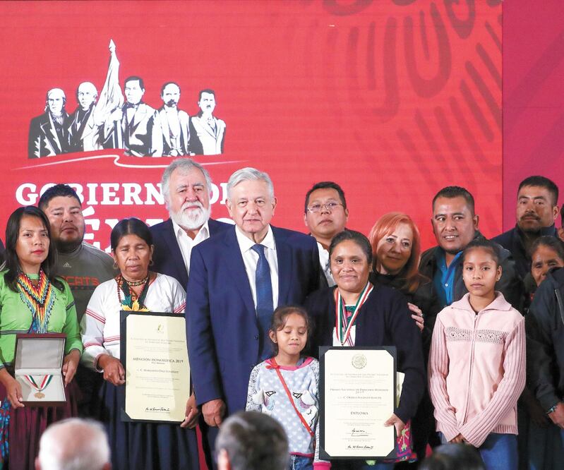 El presidente Andrés Manuel López Obrador encabezó la ceremonia de entrega del Premio Nacional de Derechos Humanos 2019, otorgado a la activista Obtilia Eugenio Manuel (tercera de der. a izq., primer plano). DIEGO SIMÓN. EL UNIVERSAL