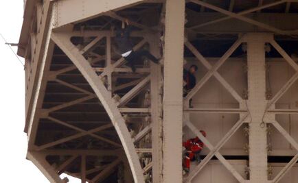 Internan en hospital psiquiátrico a hombre que escaló la Torre Eiffel
