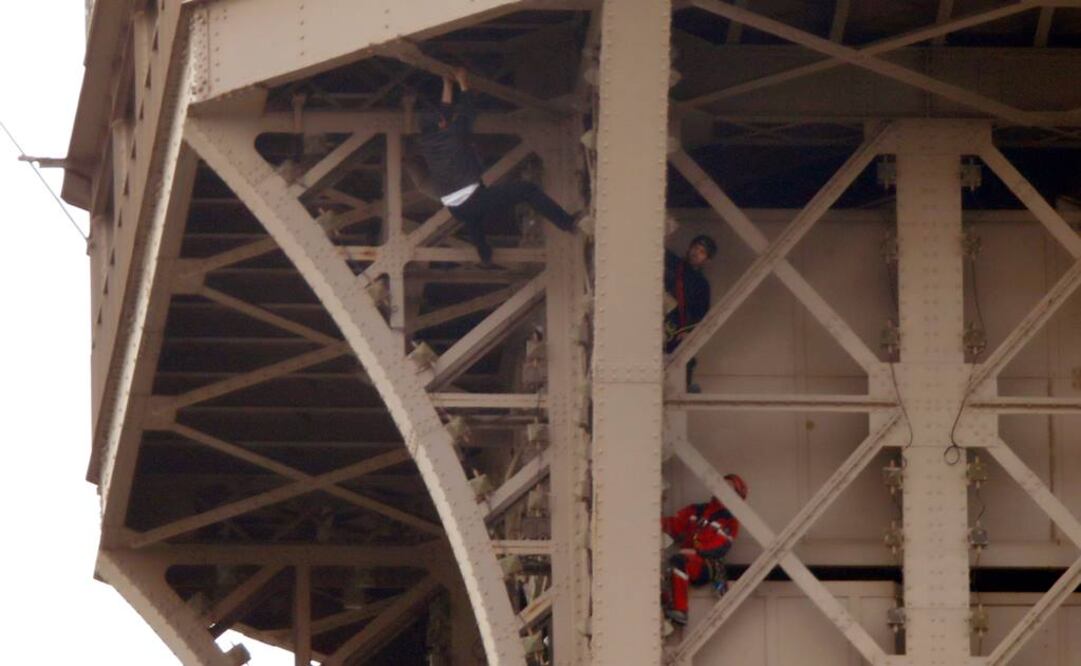 El escalador causó la evacuación y cierre del monumento a los turistas (Foto: Reuters)