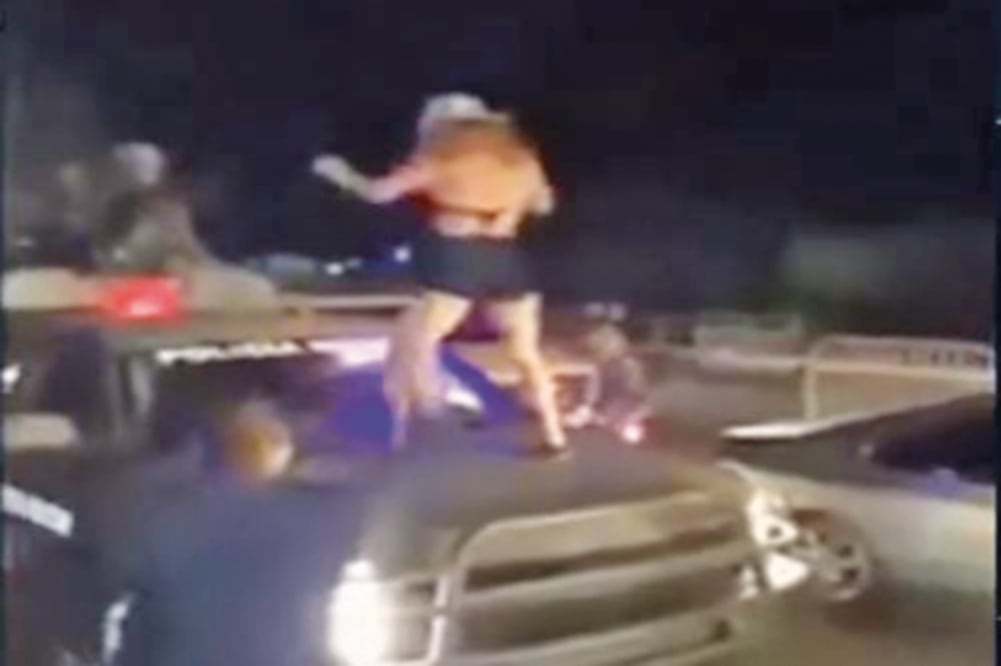El domingo, una mujer perreó sobre una patrulla. Las autoridades no actuaron en su contra porque, dijeron, participaban en un operativo para vigilar vacacionista (TOMADA DE VIDEO)