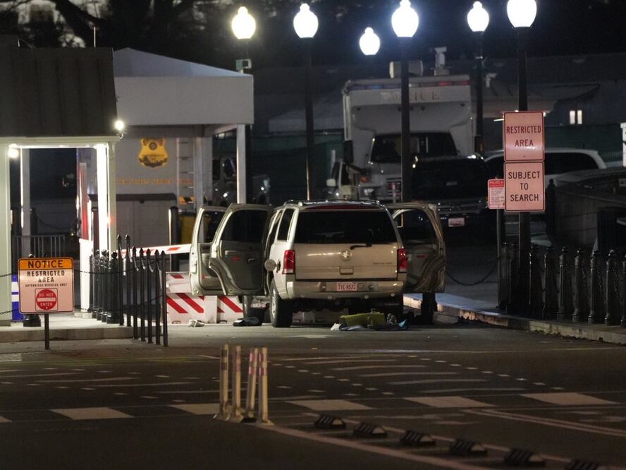 Un vehículo impactó esta noche en la reja de la Casa Blanca. El conductor fue detenido. FOTO: ESPECIAL
