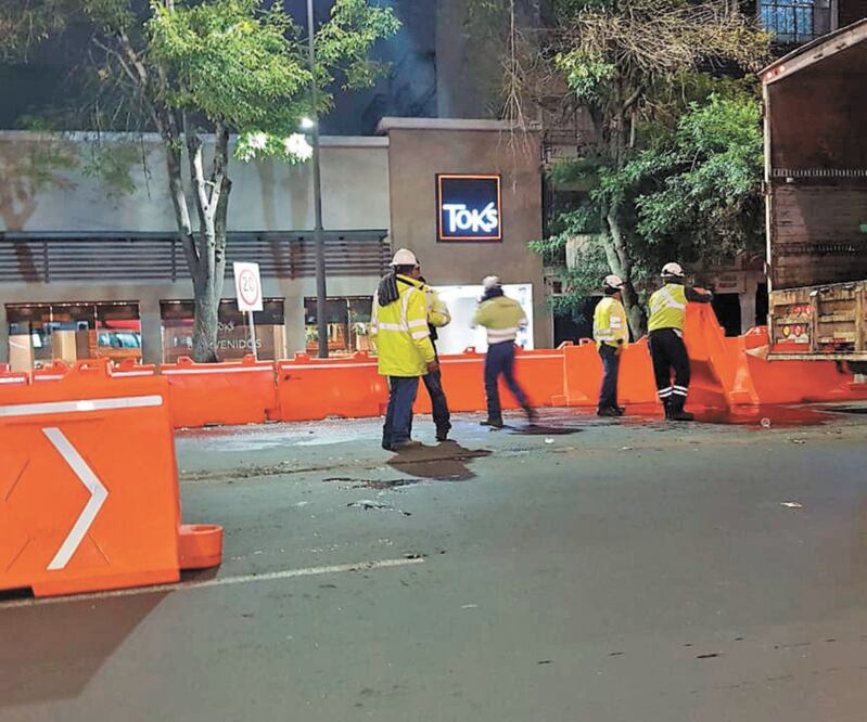 Trabajadores del Gobierno central retiraron el material para la extensión de la Línea 3 hacia el Hospital de Xoco, en la alcaldía Benito Juárez. Foto/ESPECIAL