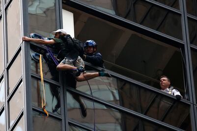 Joven trepó torre en NY para "hablar con Donald Trump": Policía