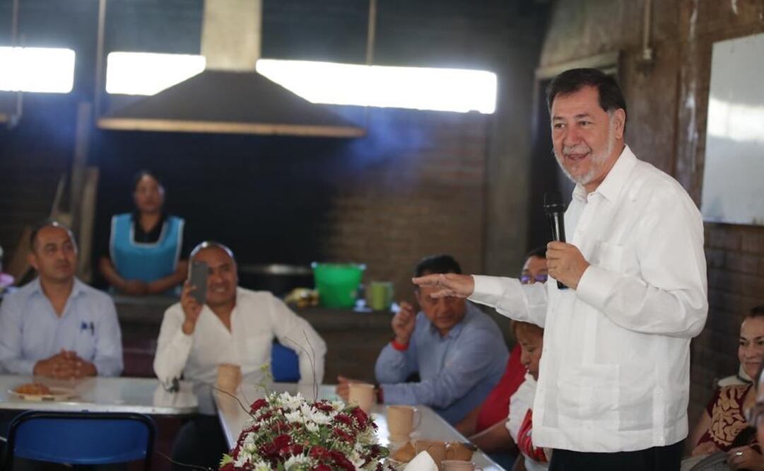En su asamblea informativa, Fernández Noroña pidió a los asistentes pegar cartulinas a su favor, pues él no cuenta con recursos para espectaculares / Foto: Twitter