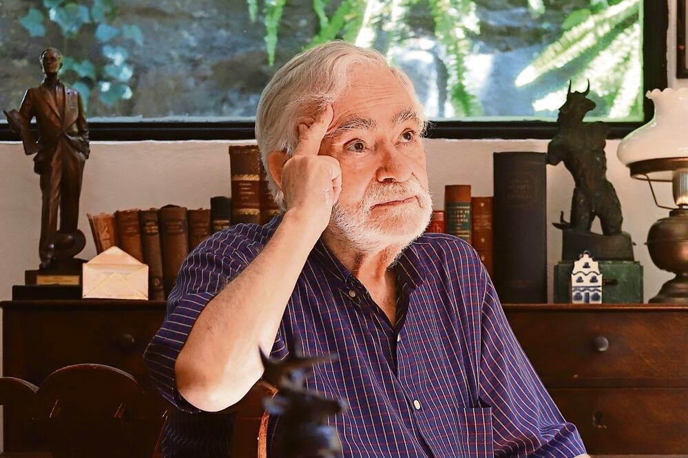 El narrador Ignacio Solares dice asumir la literatura como una vocación que es fuerza de vida: “Me he dedicado a escribir lo que se me antoja, nada más, sólo eso”. Foto: Berenice Fregoso / El universal
