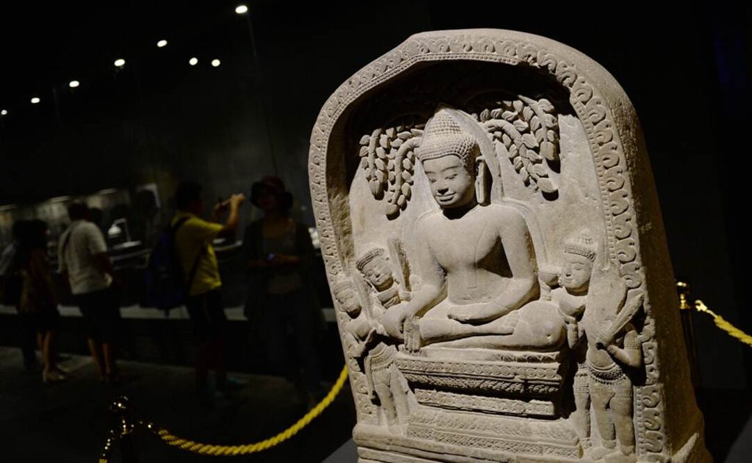 Personas visitan la exposición llamada "La Sonrisa del Khmer-Reliquias y Artes Culturales Antiguos de Camboya", en China. (FOTO: Xinhua)