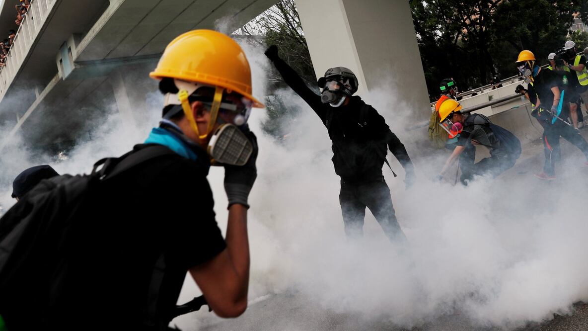La policía ha utilizado gases lacrimógenos para tratar de dispersar a los manifestantes. Foto: Reuters 