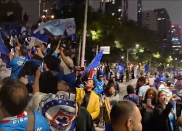 El Ángel de la Independencia se llena de aficionados de Cruz Azul para festejar el título de Concachampions