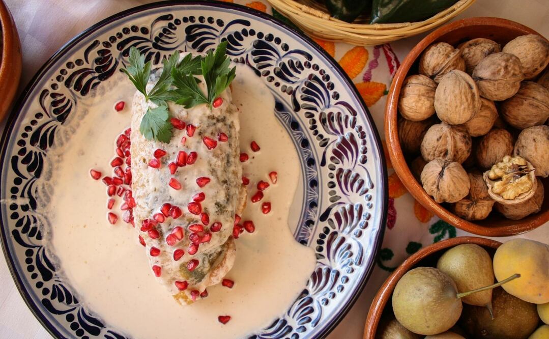 Los chiles en nogada son originarios de Puebla. Foto: Freepik