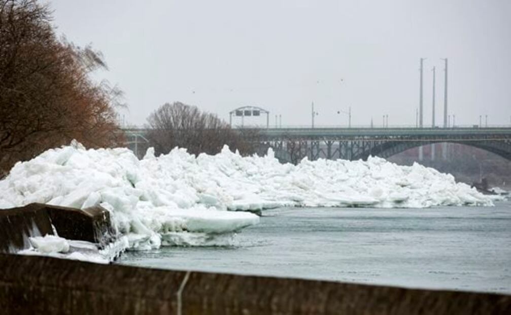 Bloques de hielo crean barrera en carretera de EU