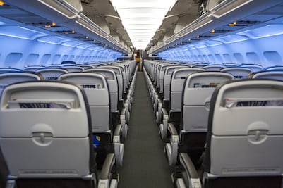 ¿Por qué los aviones apagan las luces de la cabina al despegar y aterrizar?