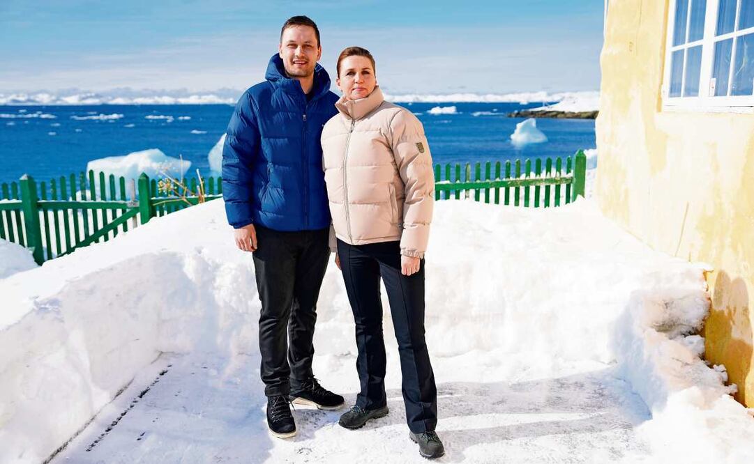 La primera ministra danesa, Mette Frederiksen, posa con el recién elegido jefe de gobierno, Jens-Frederik Nielsen, en Nuuk, Groenlandia. (03/04/2025) Foto: EFE