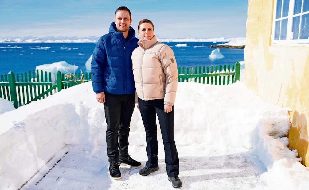 La primera ministra danesa, Mette Frederiksen, posa con el recién elegido jefe de gobierno, Jens-Frederik Nielsen, en Nuuk, Groenlandia. (03/04/2025) Foto: EFE