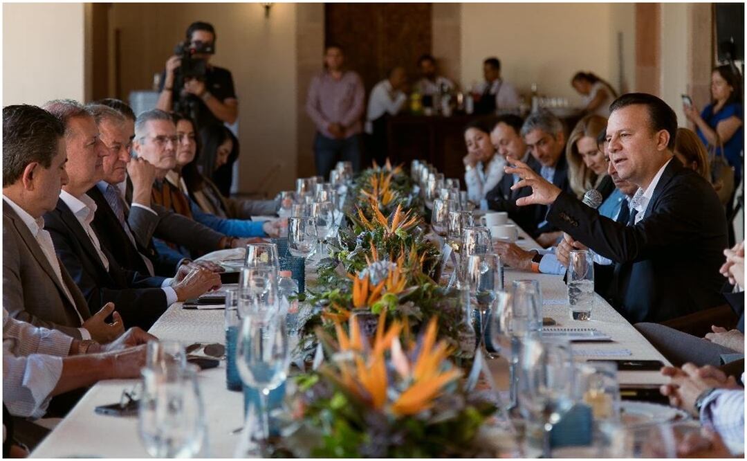 Gobernador de Durango exhorta a bancarios a invertir en el estado. Foto: Especial