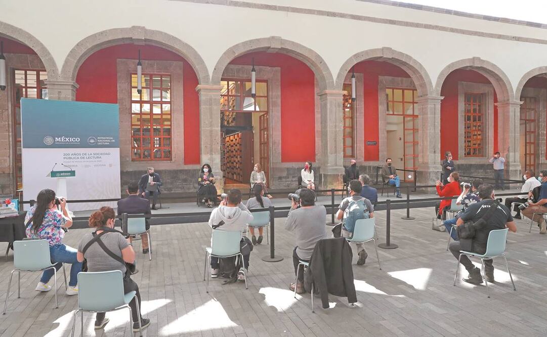 Alrededor de 70 personas, entre funcionarios, asistentes y medios, se dieron cita en uno de los patios de la Biblioteca de México José Vasconcelos. Fotos: ADRIANA HERNÁNDEZ. EL UNIVERSAL